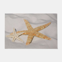 Deux étoiles de mer dans le sable grand