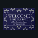 Paillasson Étoile de David BIENVENUE<br><div class="desc">Élégant, Star of David WELCOME Porte Mat avec le libellé BIENVENUE & ÊTRE BÉNÉFICIÉ TOUS CEUX QUI ENTRENT ICI (SAUF LES PASSEURS DE TRÉSPASSE). L'arrière - plan est une fausse étoile argentée de David contre un arrière - plan bleu nuit. Tout le texte est PERSONNALISABLE afin que vous puissiez modifier...</div>