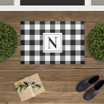 Paillasson Ferme Black Custom Monogram Buffalo Plaid<br><div class="desc">Porte de style ferme neutre dispose d'un plat de buffle moderne rustique noir et blanc plaid / en vichy chèque motif avec monogramme de famille personnalisée modèle de lettre initiale qui peut être personnalisé. Notez que le texte noir et à damiers couleur arrière - plan peuvent être customisés pour correspondre...</div>