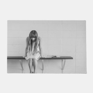 Paillasson Fille inquiète