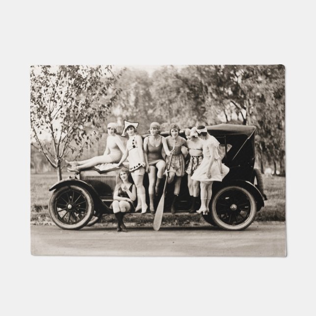 Paillasson Filles de Mack Sennett posant sur l'automobile (Devant)