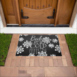 Paillasson Fun Cute Baby Son Froid Dehors Chalkboard<br><div class="desc">Beautiful contemporain "Baby Its Cold Outside" text write in typographiy on a black gray chalk board, with a background of white snowflakes design. Ornate, elegant, stylish and eclectic design for the fancy artistic interior designer, the artsy décor diva, popular hip trendsetter, vintage retro art and abstract geometric motifs lover. Available...</div>