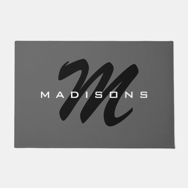 Paillasson Grey Black Bold Monogramme Moderne Nom de famille (Devant)