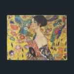 Paillasson Gustav Klimt Lady With Fan Art Nouveau Painting<br><div class="desc">Dame Gustav Klimt avec peintre Art Nouveau Fan Ce demi-portrait d'une belle femme montre un arrière - plan jaune avec des ornements asiatiques, des oiseaux colorés et des fleurs de lotus. La dame porte une robe dans le style d'un kimono imprimé des motifs d'une robe de dragon chinoise. Belle peinture...</div>