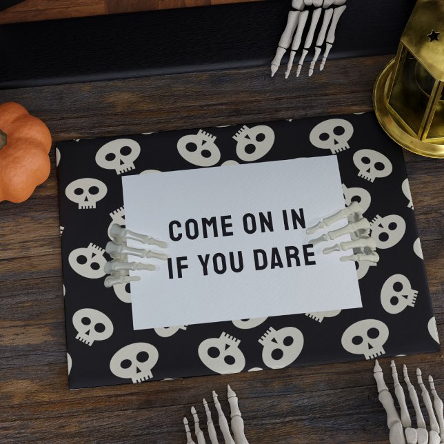 Paillasson Halloween Arrivez Si Vous Osez De Mignons Crânes (Come on in if you dare! A fun skull Halloween doormat with text you can change)