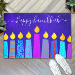 Paillasson Happy Hanoukka Script Moderne bougies Boho sur ble<br><div class="desc">"Bonne Hanoukka." Décorez votre entrée en "style" avec ce tapis de bienvenue personnalisé unique et amusant! Une illustration ludique, moderne et artistique de bougies motifs de saumons dans une menorah vous aide à inaugurer les vacances de Hanoukka. Des bougies bleues assorties de motifs de fausse feuille colorés et de flammes...</div>