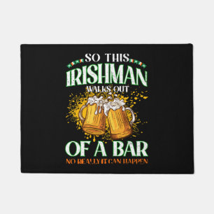 Paillasson Irlandais buvant de la bière à la Saint-Patrick