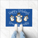 Paillasson Joyeuses vacances Blue Snowman sucre biscuit Noël<br><div class="desc">Design présente une illustration originale d'un cookie à sucre en forme de bonhomme de neige, avec HAPPY HOLIDAYS dans une police amusante. Idéal pour Noël ou Hanoukka. Personnalisez simplement vos informations. Cette conception est également disponible sur d'autres produits. Des modèles de coordination sont également disponibles. Ne vois-tu pas ce que...</div>