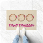 Paillasson Joyeux Hanoukka Chanukah Jelly Donut Doughnut Nour<br><div class="desc">Le tapis de bienvenue est une illustration originale d'un beigne de gelée, avec HAPPY HANOUKKA dans une police amusante. Parfait pour la décoration des vacances Hanoukka ! Cette conception est également disponible sur d'autres produits. Ne vois-tu pas ce que tu cherches ? Vous avez besoin d'aide pour la personnalisation ?...</div>