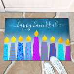 Paillasson Joyeux Hanoukka Script Moderne bougie Boho Turquoi<br><div class="desc">"Bonne Hanoukka." Décorez votre entrée en "style" avec ce tapis de bienvenue personnalisé unique et amusant! Une illustration ludique, moderne et artistique de bougies motifs de saumons dans une menorah vous aide à inaugurer les vacances de Hanoukka. Des bougies bleues assorties de motifs de fausse feuille colorés recouvrent un dégradé...</div>