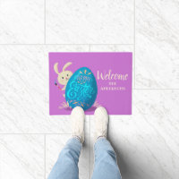 Joyeux lapin de Pâques peint un oeuf