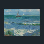 Paillasson La mer aux Saintes Maries de la Mer | Van Gogh<br><div class="desc">La mer des Saintes-Maries-de-la-Mer représente trois bateaux flottant sur une mer calme avec une attention particulière à la lumière et à la couleur. Un pêcheur est visible en guidant le bateau au premier plan de la peinture. Le grand horizon du tableau met l’accent sur la vaste mer, avec des nuances...</div>