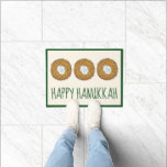 Paillasson Latkes Happy Hanoukka Chanukah Jours fériés juifs<br><div class="desc">Design présente une illustration originale d'une délicieuse crêpe de pommes de terre au latke surmontée de crème aigre, un aliment de base de la cuisine de vacances juive. Idéal pour les célébrations Hanoukka ! Ce design de latkes de Chanukah est également disponible sur d'autres produits. De nombreux autres modèles de...</div>