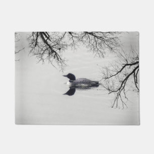Paillasson Le dingue commun nage dans un lac du nord en hiver