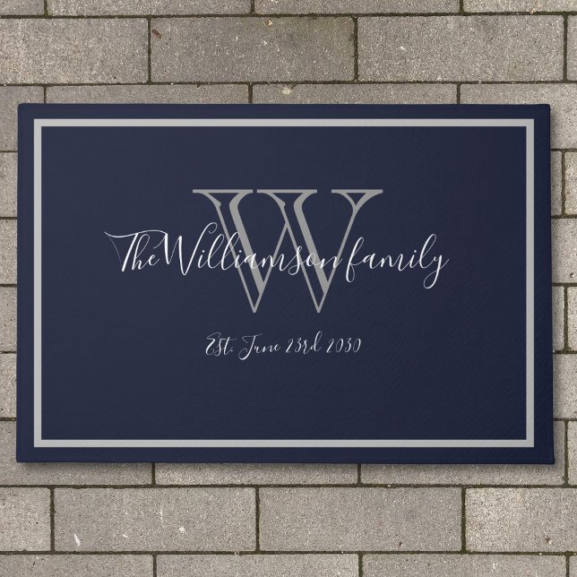Paillasson Monogramme moderne chic Nom du script Mariage Bien (Stylish, Modern and Chic - outdoor doormat for the newlywed.)