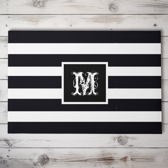 Paillasson Monogramme moderne Initiale Elégante Noir Blanc (A classic, modern front doormat. Monogrammed initial on an elegant black & white striped background.)