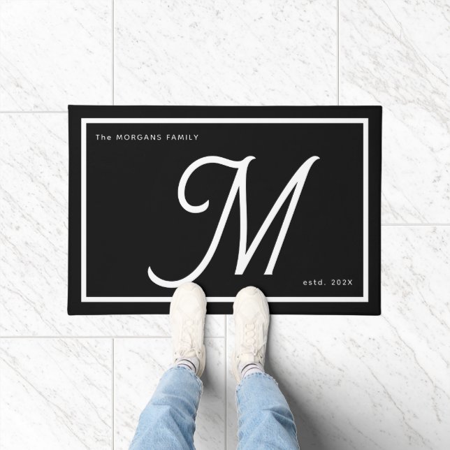 Paillasson Monogramme Moderne Noir Blanc Nom de Famille Scrip (Intérieur)