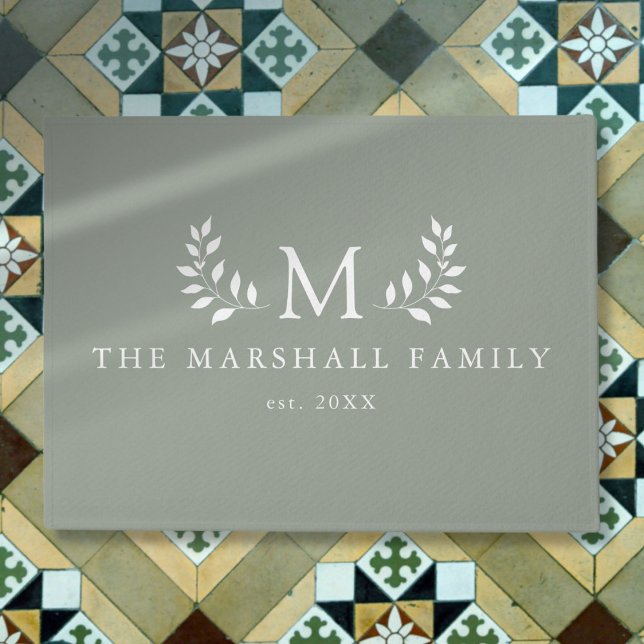 Paillasson Nom de famille Monogramme Floral Elégant Moderne V (Green Modern Elegant Floral Monogram Family Name Doormat)