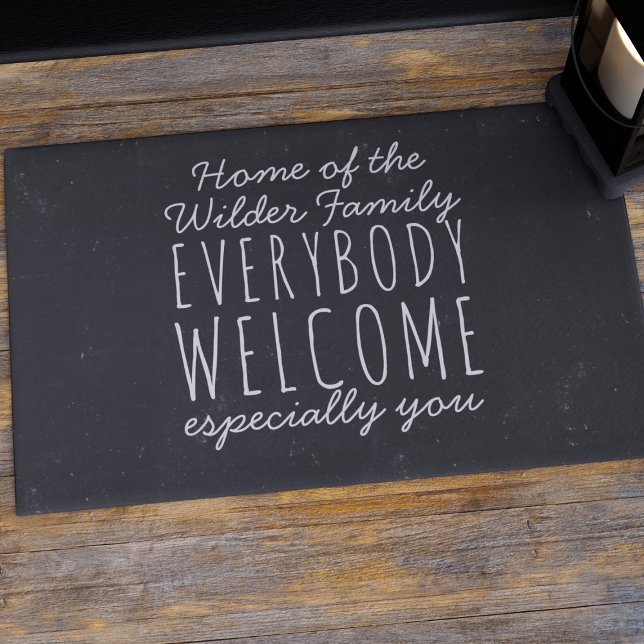 Paillasson Nom de famille personnalisé Noir et Blanc Welcome  (Everybody is welcome at your door. Just add your family name to this rustic chalkboard vibe doormat)