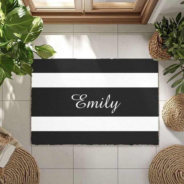 Paillasson Nom de rayures noir et blanc moderne (Modern Black And White Stripes Name Doormat)