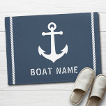Paillasson Nom du bateau Tracé de corde d'Ancre Vintage nauti<br><div class="desc">Un élégant tapis de porte nautique accueillant avec votre nom personnalisé, nom du bateau ou autre texte souhaité. Dispose d'une ancre de bateau vintage sur mesure avec des bandes de corde. Le gris bleu chic avec le blanc ou changez facilement la couleur de base pour correspondre à votre décoration ou...</div>