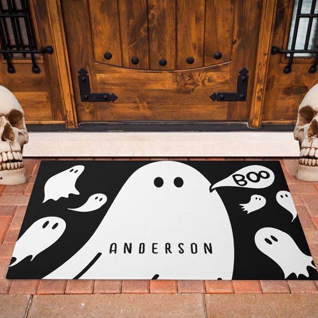 Paillasson Nom personnalisé des fantômes Whimsical (The perfect door mat to greet guests and Trick-or-Treaters this Halloween.)