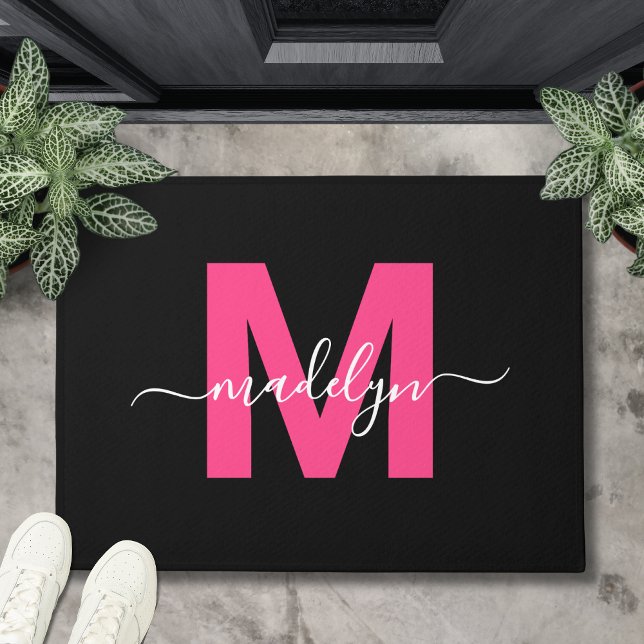 Paillasson Nom personnalisé élégant en écriture cursive monog (Custom Elegant Black Hot Pink Monogram Script Name Doormat )