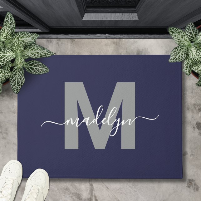 Paillasson Nom personnalisé élégant en script avec monogramme (Custom Elegant Navy Blue Monogram Script Name Doormat)