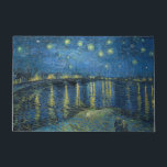 Paillasson Nuit étoilée sur le Rhône (par van Gogh)<br><div class="desc">Ce dessin présente une peinture de l'artiste post-impressionniste néerlandais Vincent van Gogh (1853-1890), largement reconnu comme l'une des figures les plus influentes de l'histoire de l'art occidental. Il s'agit d'un tableau paysager, montrant la ville française d'Arles la nuit depuis la rive du Rhône. La scène choisie par van Gogh pour...</div>