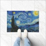 Paillasson Nuit étoilée | Vincent Van Gogh<br><div class="desc">Starry Night (1889) de l'artiste néerlandais Vincent Van Gogh. L'oeuvre originale est une huile sur toile représentant un ciel nocturne post-impressionniste énergique dans des tons moody bleu et jaune. Utilisez les outils de conception pour ajouter du texte personnalisé ou personnaliser l'image.</div>