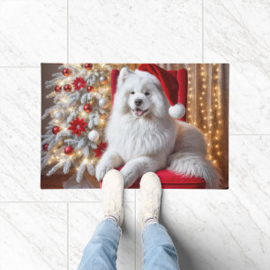 Paillasson Père Noël Samoyed Dog sur une chaise rouge