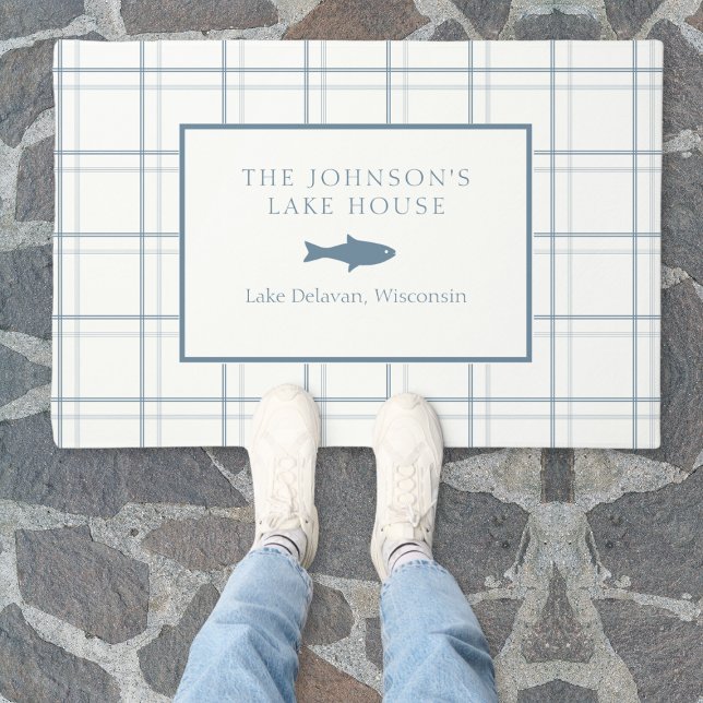 Paillasson Poisson Bleu de la Maison de Lac Plaid Classable (Elevate your lake house entrance with an elegant custom-made doormat, bespoke with your family name.)