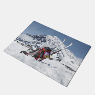 Paillasson Sac à dos et skis sur la neige sur le volcan