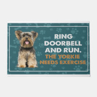 Sonnez La Porte Et Exécutez L'Exercice Yorkie Need