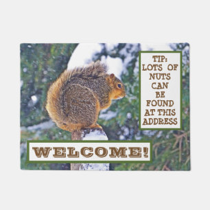 PAILLASSON SQUIRREL SUR LA NEIGE COUVERT POST/RECHERCHE DE NU