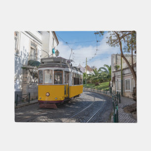 Paillasson Tramway jaune rétro dans la rue à Lisbonne, Portug