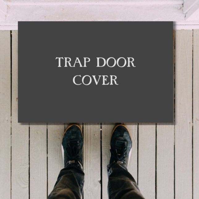 Paillasson "TRAP PORTE COVER" drôle introverti (This funny "TRAP DOOR COVER" doormat is perfect for sarcastic introverts + the antisocial!)