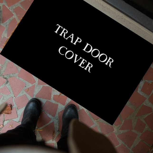 Paillasson "TRAP PORTE COVER" drôle introverti (This funny, sarcastic doormat is perfect for introverts, homebodies + the antisocial. Stylish + fun )