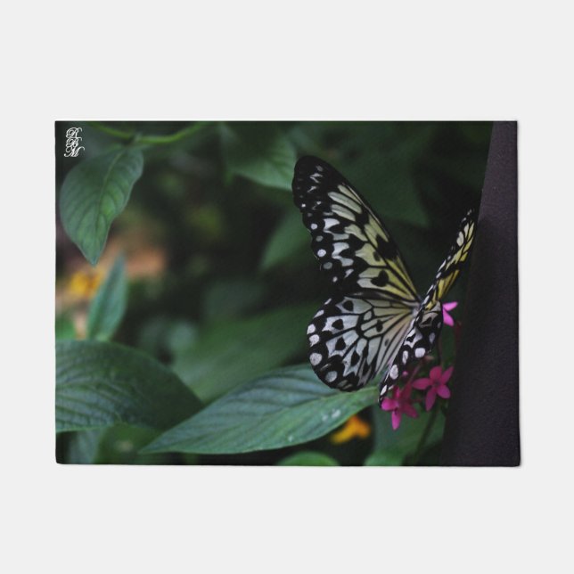 Paillasson Un papillon jaune sur des fleurs roses (Devant)