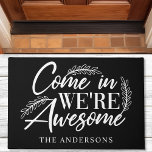 Paillasson Venez Nous sommes fantastiques Black Funny Family<br><div class="desc">Venez Nous sommes un magnifique mat de famille Black Funny. Ce tapis de porte rustique présente un script moderne aux accents rustiques de branche d'olivier de laurier. Personnalisez ce drôle de design personnalisé avec votre propre nom de famille. Fait le cadeau parfait pour le ménage.</div>