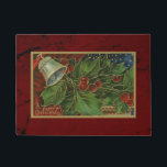 Paillasson Vintage Christmas Holly et Silver Bells<br><div class="desc">Illustration de fête de l'époque victorienne restaurée avec des cloches blanches et feuillues dorées et des cloches argentées avec un joyeux accueil de Noël sur un arrière - plan rouge complémentaire.</div>