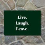 Paillasson "Vis ! Rire. Pars." Introvert Antisocial Funny<br><div class="desc">Enfin, un dicton inspirant pour les introvertis parmi nous. "Vis ! Rire. Pars." proclame ce tapis humoristique, qui s'adresse aux introvertis, aux anti-sociaux et aux maladroits socialement, qui reçoivent les invités avec un peu de réticence et peut-être même un peu d'anxiété. Une typographie blanche simple et moderne sur un arrière...</div>