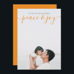 Paix Et Joie Carte Orange Moderne De Noël<br><div class="desc">Noël Paix et Joie Typographie Carte photo de vacances de Ricaso - conçu avec une merveilleuse typographie Paix et Joie texte à l'avant - ce design moderne orange vif simple est sûr d'être un succès avec la famille et les amis .. facile d'ajouter votre propre texte et photo - Envoyez...</div>