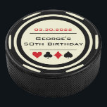 Palet De Hockey Anniversaire Poker Chip Las Vegas Thème Black Crem<br><div class="desc">Cette rondelle de hockey noir et blanc cassé ferait un cadeau parfait pour quelqu'un qui a un anniversaire et qui aime le hockey. Personnalisez le design avec un nom et une date de naissance # en noir au centre,  et votre texte en rouge au dessus.</div>