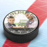 Palet De Hockey Love You to the Brr-ink and Back Photo Funny<br><div class="desc">Créez votre propre rondelle de hockey photo avec l'une de vos photos préférées. Le modèle photo est configuré pour afficher votre image avec une bordure semi-transparente, pour que le libellé s'assied. La citation de hockey amusant se lit actuellement "je t'aime à l'encre et au retour" et vous êtes invités à...</div>