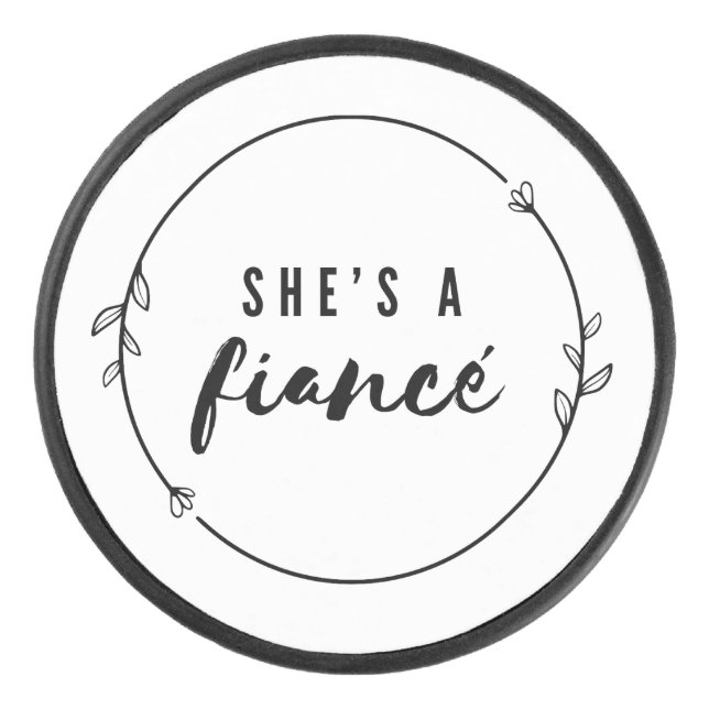 Palet De Hockey She’s a Fiancé Elegant Engagement Bride to Be Gift (Devant)
