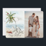 Palm Tree Beach Chaises Carte photo de vacances Tr<br><div class="desc">Ce carte photo de Noël "Joyeux Noël de ce côté du monde" dispose d'un palmier avec des ornements et des lumières, une paire de transats sous le parasol sur une plage de sable en aquarelle. Au contraire, les palmiers et l'océan sont aquarellés. Personnalisez-le selon vos besoins. Vous pouvez trouver des...</div>