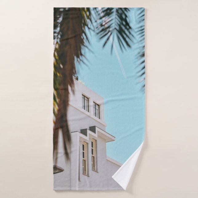 Palmier près d'un bâtiment en béton blanc (Serviette de bain)
