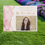 Pancarte Bat mitzvah de la fête photo Pink Pic Gold<br><div class="desc">L'agate rose et or chic orne le côté de cette élégante enseigne de cour d'accueil pour la fête Bat mitzvah. Le nom de votre fille est écrit dans une belle écriture formelle avec l'Étoile de David ci-dessus à sa photo. Parfait panneau extérieur pour une famille juive moderne célébrant une fille...</div>