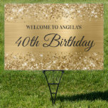 Pancarte Glittery Gold Foil 40th Birthday Welcome Yard<br><div class="desc">Une calligraphie moderne et élégante avec une police moderne de style tout casquette en noir. Créez votre propre fête d'anniversaire jalon bienvenue 24x36 enseigne pour votre ami. L'arrière - plan dispose d'une parties scintillant en or étincelant sur le bord supérieur avec un graphisme en art numérique métallique jaune or brossé...</div>